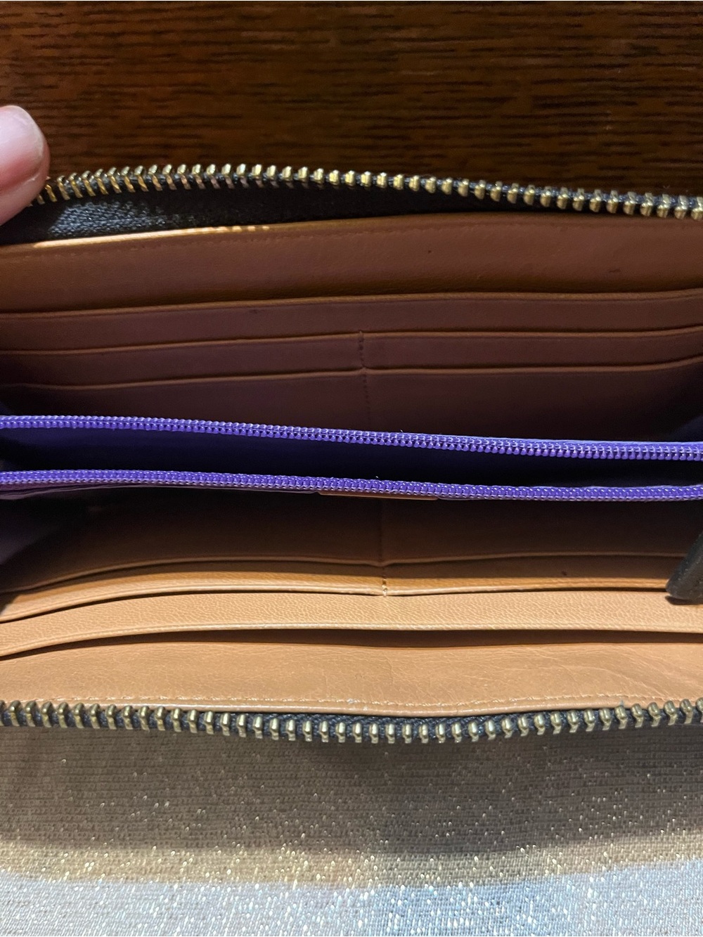 Tusk Single Zip Gusseted Classic Leather Wallet Black - Picture 6 of 9